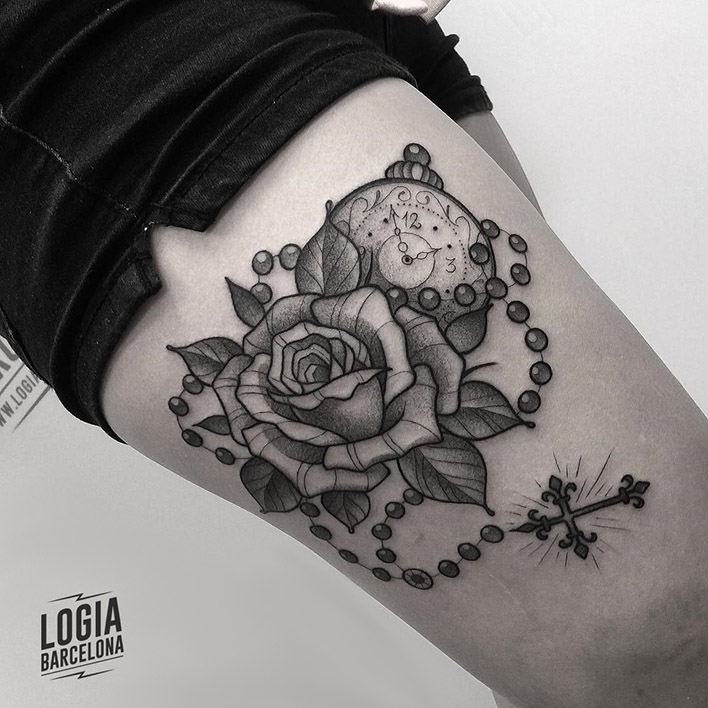 tatuaje_muslo_rosa_reloj_blackwork_Dalmau_Tattoo_Logia_Barcelona